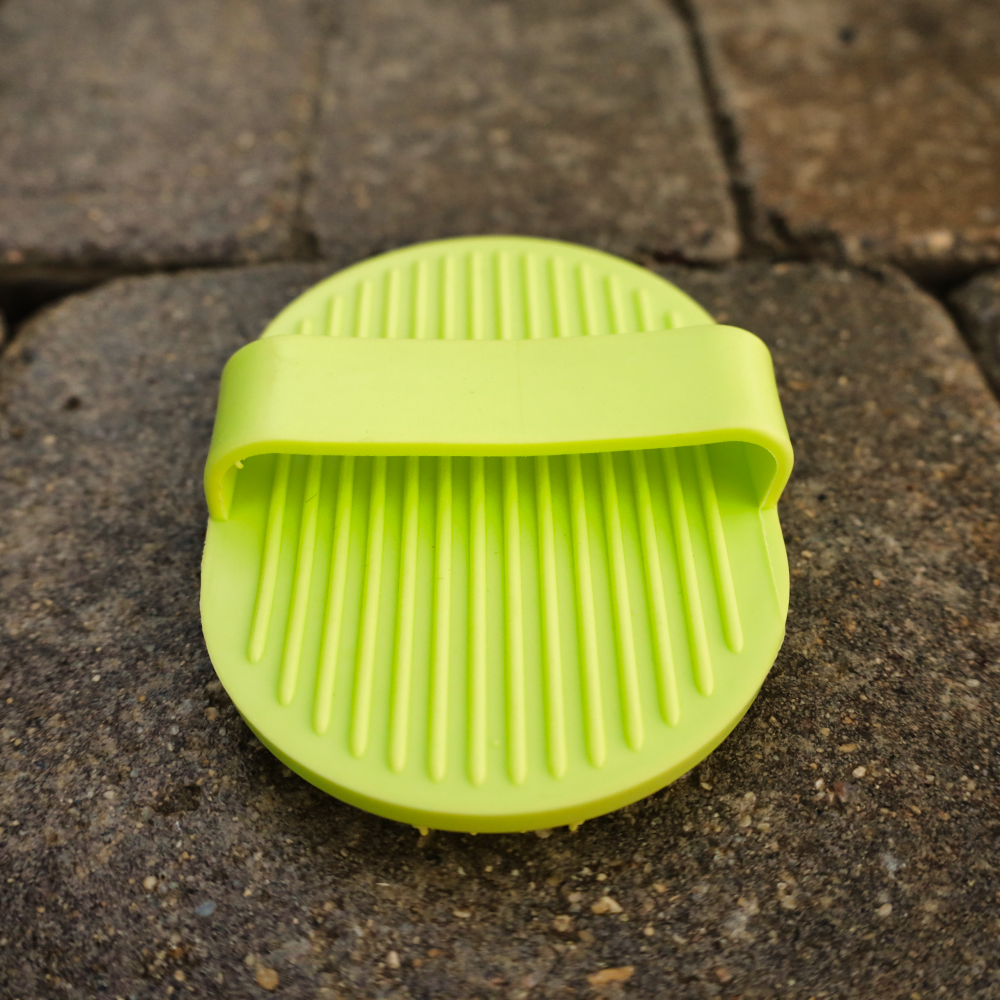 dog curry brush